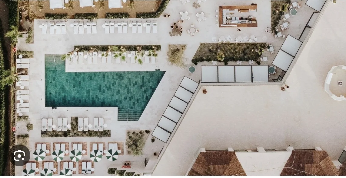 Exclusivo club de playa Barbillon Marbella con piscina elegante, tumbonas premium y vistas frontales al mar Mediterráneo
