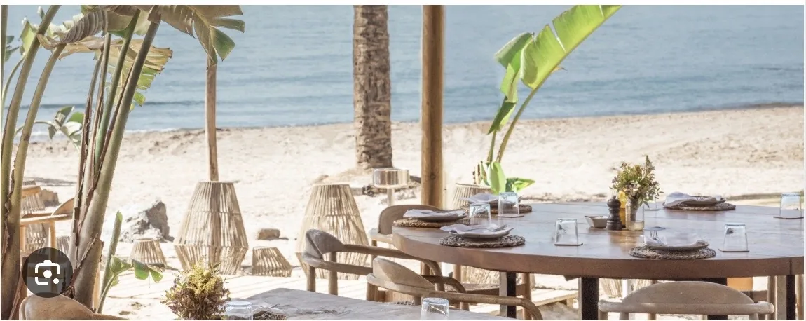 Exclusivo club de playa Fendi Chiringuito en Marbella con sombrillas de marca y comedor VIP frente al mar en la Milla de Oro