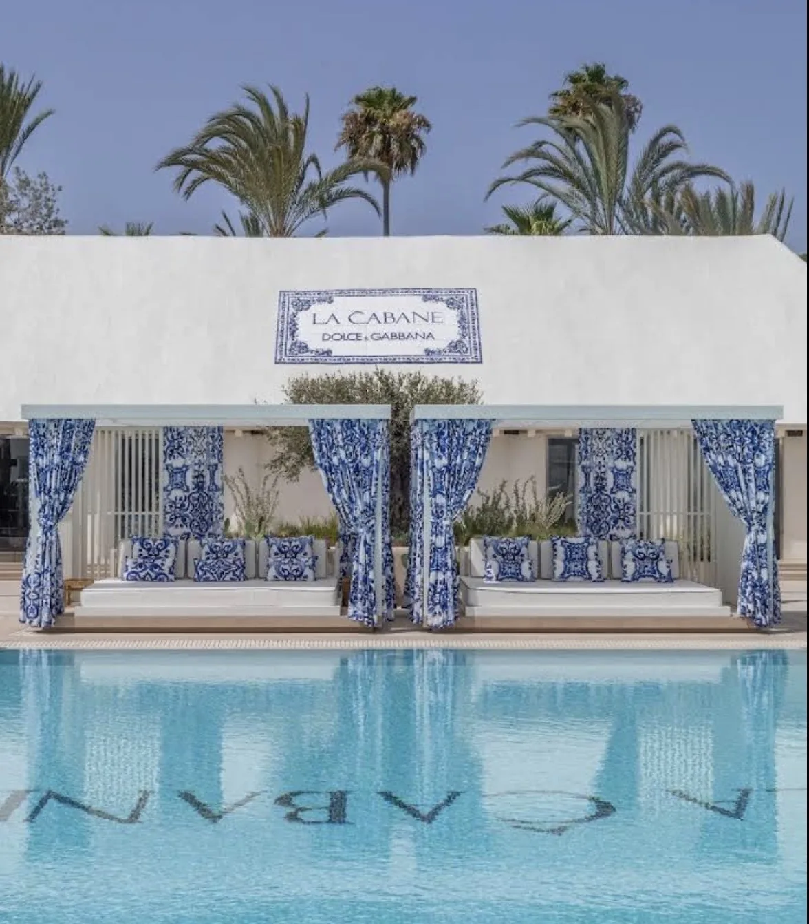 Guía de clubes de playa y piscina de Marbella — camas Dolce & Gabbana en La Cabane