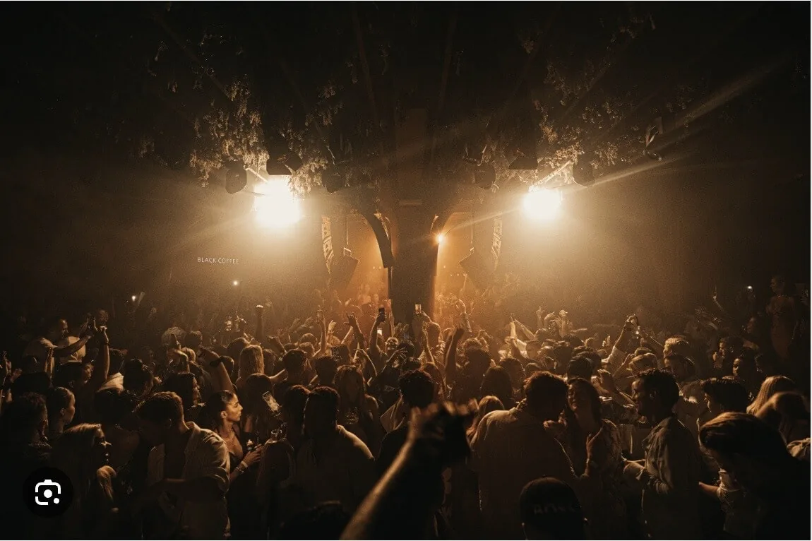 Momento Marbella nattklubb i Nueva Andalucía — stadens "musiktempel" med världsartister på DJ-båsen, VIP-bord och middag som glider över i klubb