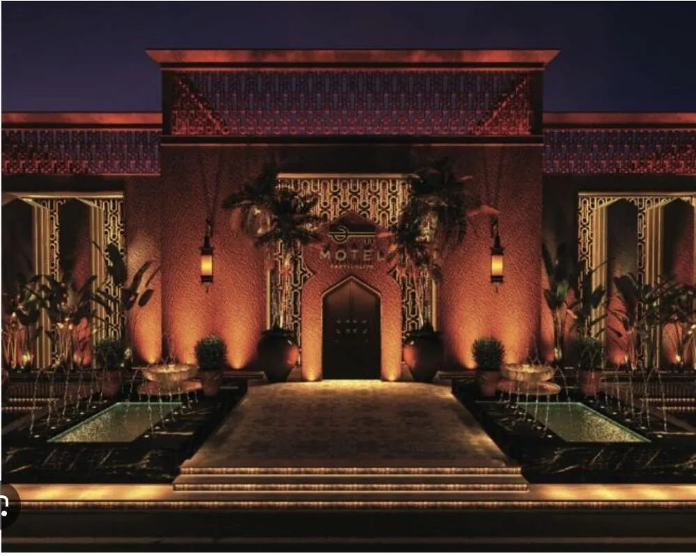 Motel Particulier Marbella, fachada de club nocturno de lujo de inspiración marroquí con faroles y arquitectura ornamentada