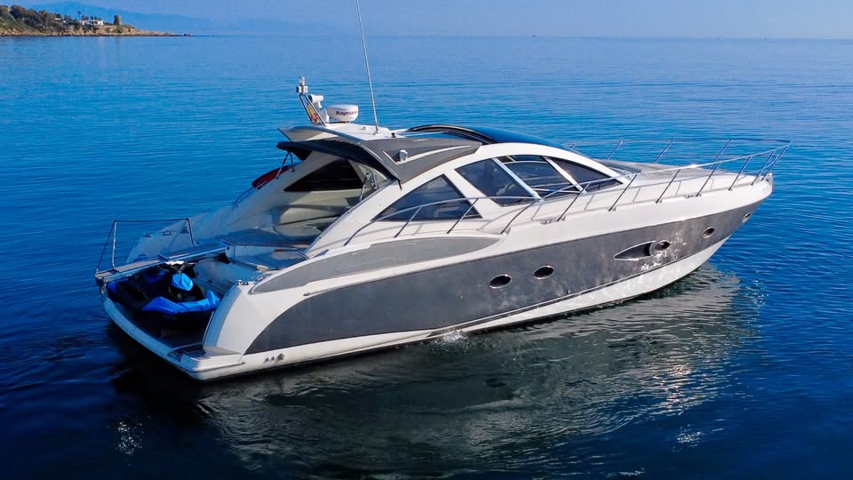 Lyxig Atlantis 50 motoryachtuthyrning i Puerto Banús, Marbella exteriör – exklusiv yachtcharter