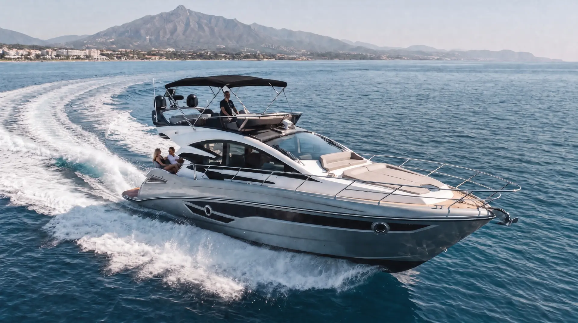 Lyxig COBREY 50 FLY motoryachtuthyrning i Puerto Banús, Marbella – exklusiv yachtcharter