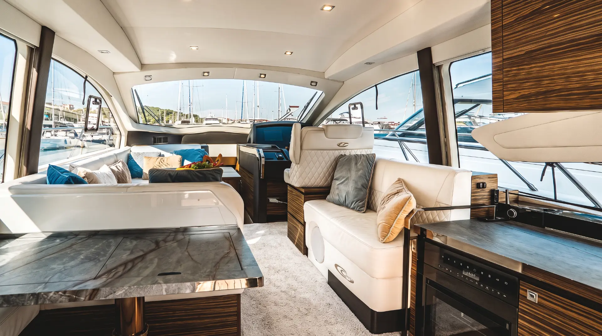 Alquiler de yate de motor de lujo Cobrey 50 Fly en Puerto Banús, Marbella – charter exclusivo