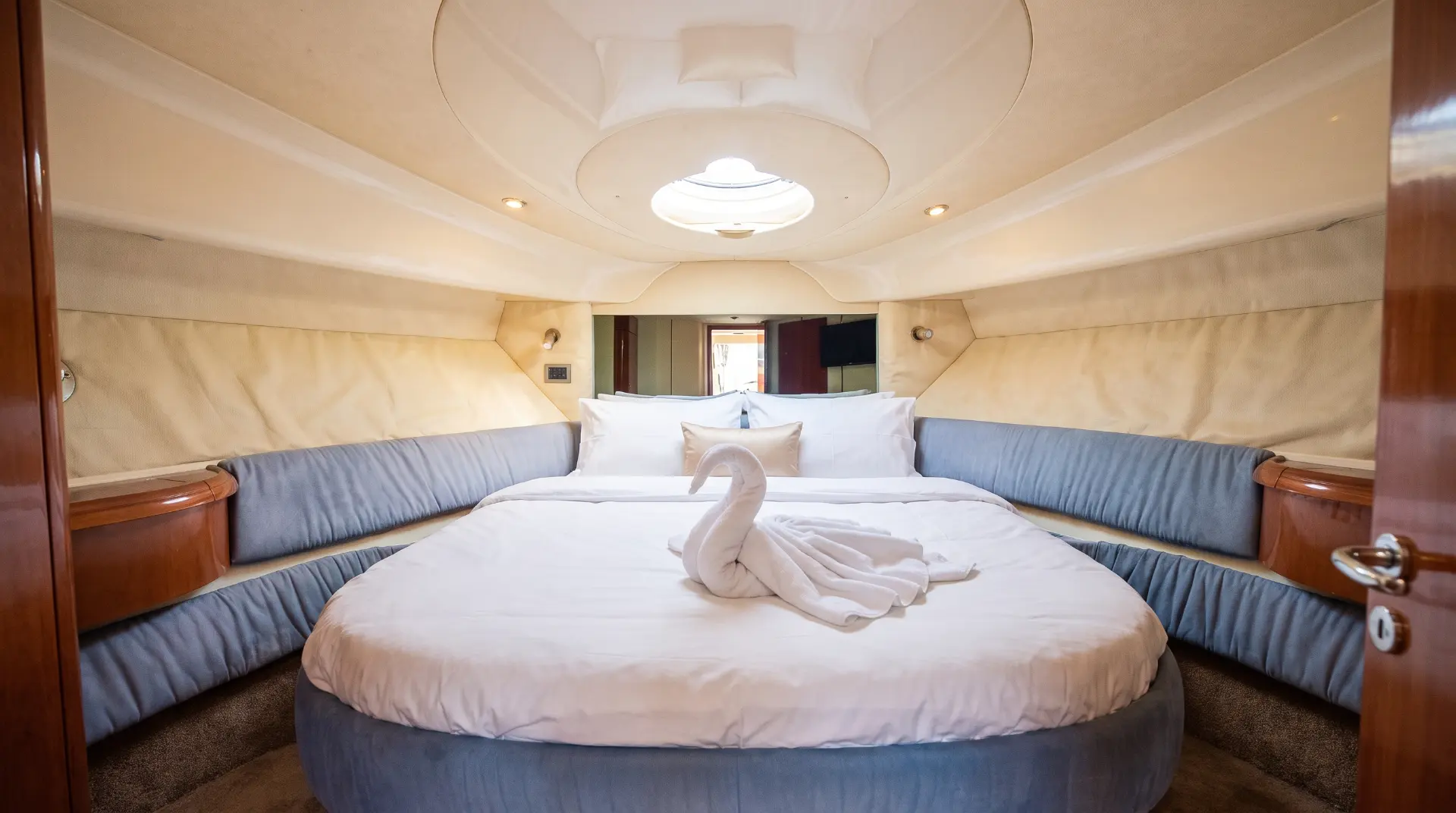 Luxury Fairline Targa 43 motor yacht rental in Puerto Banús, Marbella cabin – exclusive yacht charter