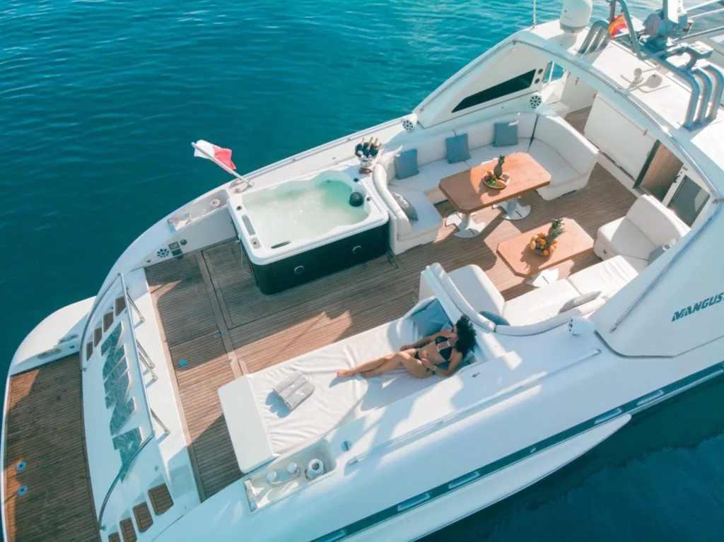 Alquiler de yate de motor de lujo Mangusta 80 en Puerto Banús, Marbella – charter exclusivo