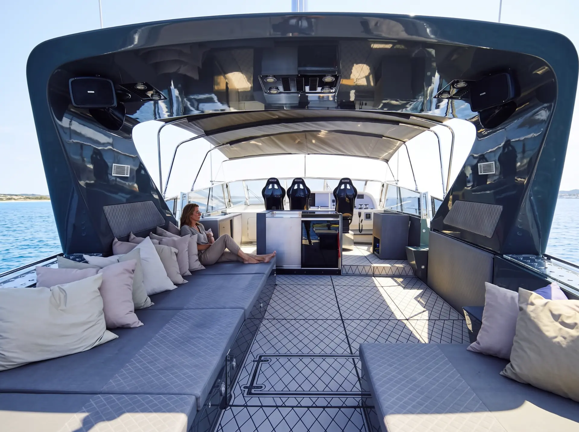 Alquiler de yate de motor de lujo Mangusta 80 Black en Puerto Banús, Marbella bañera – charter exclusivo