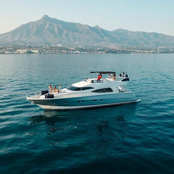 Alquiler de yate de motor de lujo Nuvari Dominator 64 en Puerto Banús, Marbella – charter exclusivo