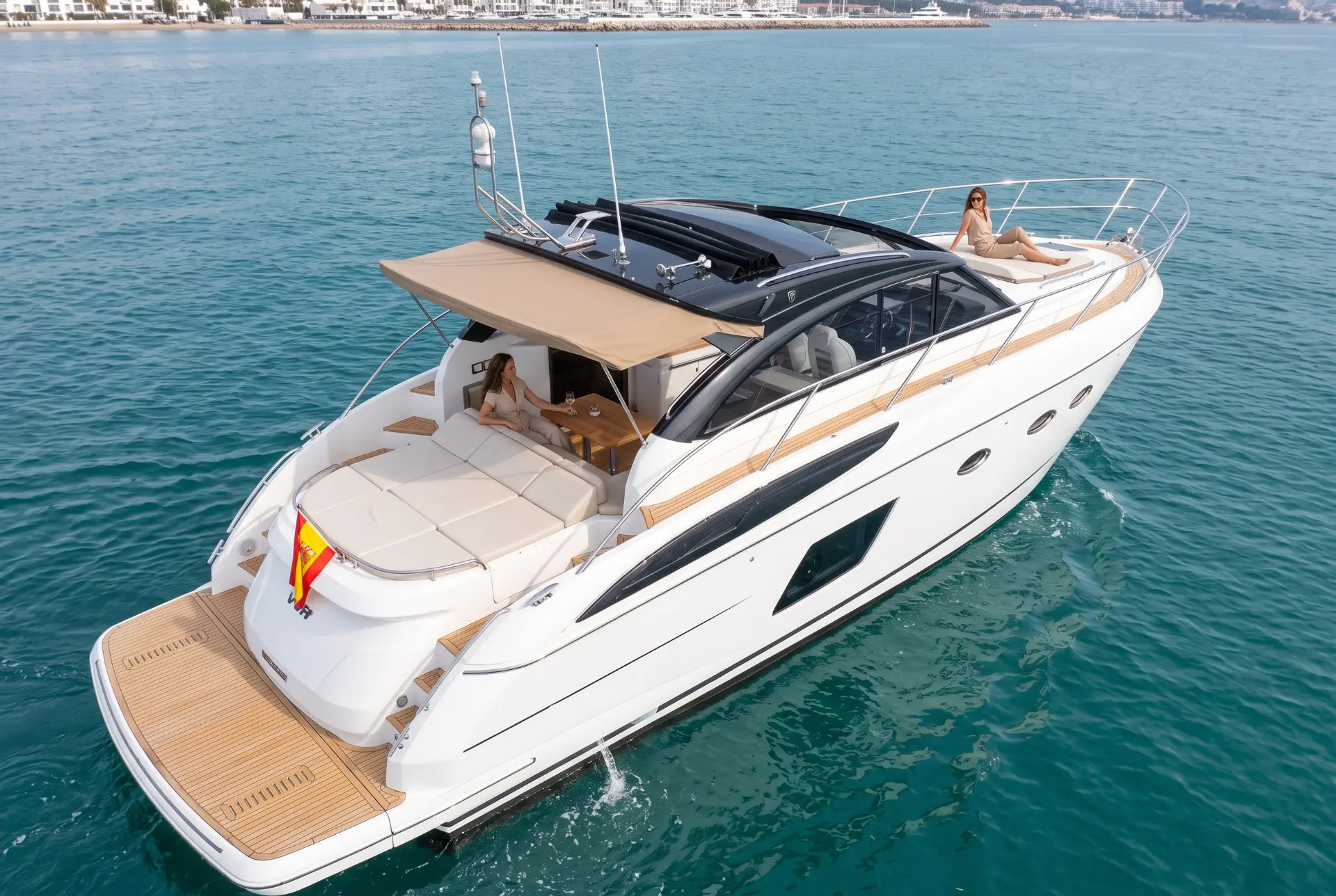 Alquiler de yate de motor de lujo Princess V48 en Puerto Banús, Marbella cubierta – charter exclusivo