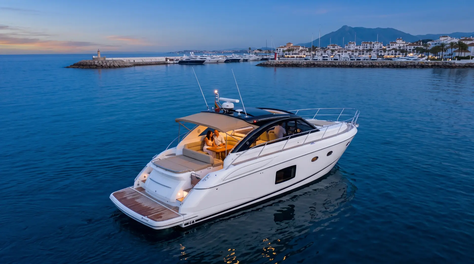 Alquiler de yate de motor de lujo Princess V48 en Puerto Banús, Marbella – charter exclusivo