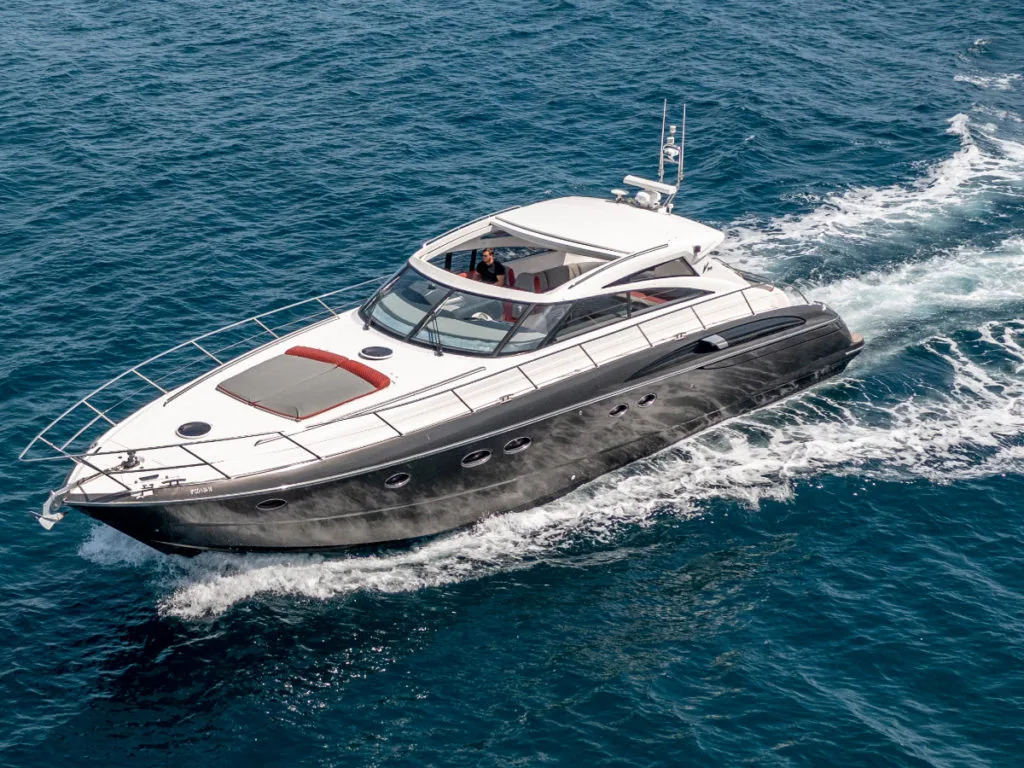 Alquiler de yate de motor de lujo Princess V58 en Puerto Banús, Marbella – charter exclusivo