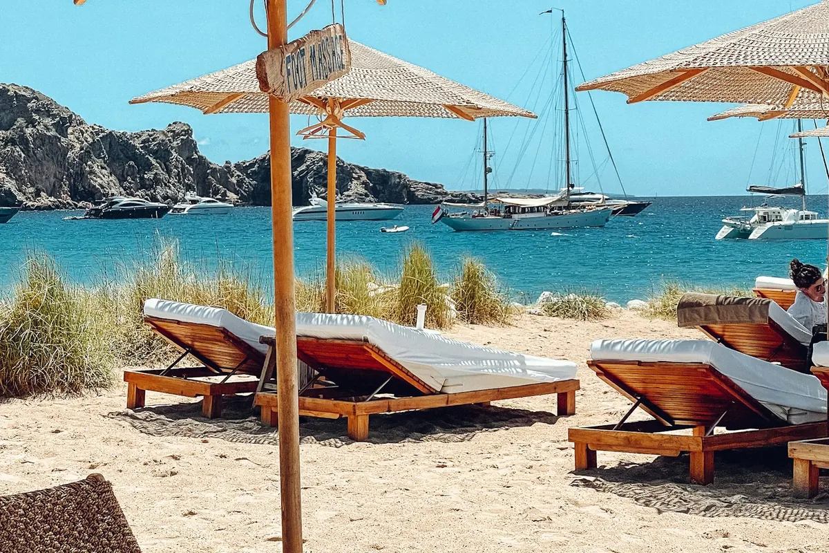 Avslappnad lyxig strandrestaurang och balinesiska strandsängar på Bono Beach Marbella Avslappnad lyxig strandrestaurang och balinesiska strandsängar på Bono Beach Marbella