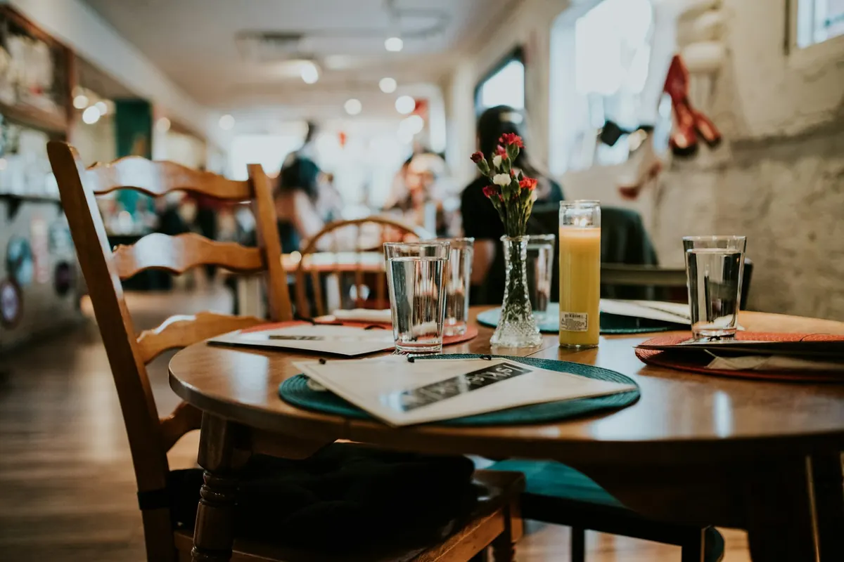 Livligt lokalt spanskt tapeo på restaurang Casa Blanca i centrala Marbella Livligt lokalt spanskt tapeo på restaurang Casa Blanca i centrala Marbella