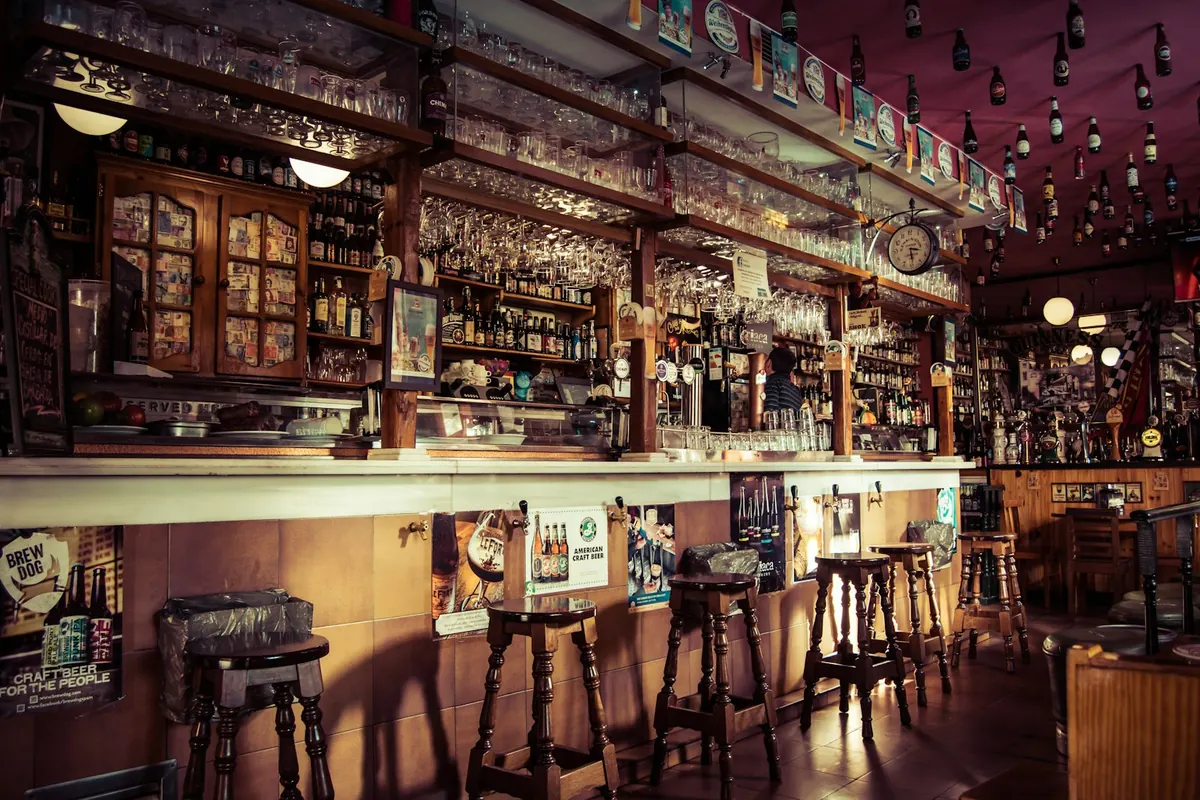Dold tapasbar i en gränd på restaurang El Estrecho i Gamla Stan, Marbella Dold tapasbar i en gränd på restaurang El Estrecho i Gamla Stan, Marbella