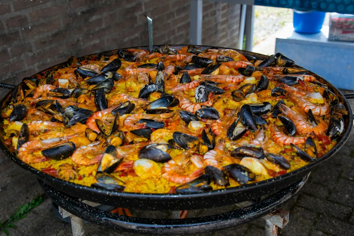 Traditionell andalusisk skaldjurspaella på Chiringuito Los Sardinales Marbella Traditionell andalusisk skaldjurspaella på Chiringuito Los Sardinales Marbella