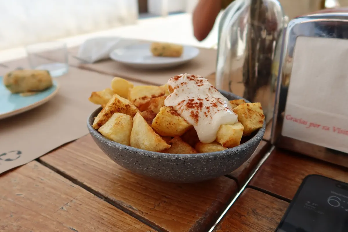 Tapas på Córdoba-vis och salmorejo på Taberna La Niña del Pisto i Gamla Stan, Marbella Tapas på Córdoba-vis och salmorejo på Taberna La Niña del Pisto i Gamla Stan, Marbella